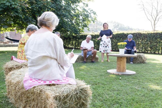 Een heidag kan een geweldige kans zijn om echt als team te groeien, maar eerlijk is eerlijk – het kan soms wat zwaar aanvoelen. Lange presentaties en eindeloze vergaderingen? Dat kan speelser! Hier zijn onze tips om jouw heidag leuk én effectief te maken: 

✨ Start met een energizer – Begin met een luchtige, grappige game zodat iedereen kan ontspannen en meteen verbinding voelt. Een goede start is het halve werk! 

🎮 Gebruik serious games voor diepgang – Laat saaie PowerPoints achterwege en daag je team uit met een game die samenwerking en communicatie stimuleert. Spelenderwijs leer je meer dan je denkt! 

💬 Reflecteer samen, maar houd het licht – Laat iedereen delen wat ze uit de games hebben gehaald, maar houd het gesprek open en ontspannen. Dit zorgt voor waardevolle inzichten. 

🏆 Voeg een competitief element toe – Een beetje uitdaging doet wonderen! Kijk wie de snelste puzzeloplosser is of het best kan communiceren. Het zorgt voor extra betrokkenheid en enthousiasme. 

😄 Sluit af met een plezierige noot – Zorg dat iedereen met een goed gevoel naar huis gaat. Een leuke afsluiting, zoals een quiz of creatief groepsspel, houdt de energie hoog en laat de dag nazinderen! 

Wil je jouw heidag écht laten knallen? Stuur me een berichtje; ik denk graag mee over hoe serious games jullie heidag onvergetelijk maken! 💥 

#Heidag #Teamontwikkeling #SeriousGames