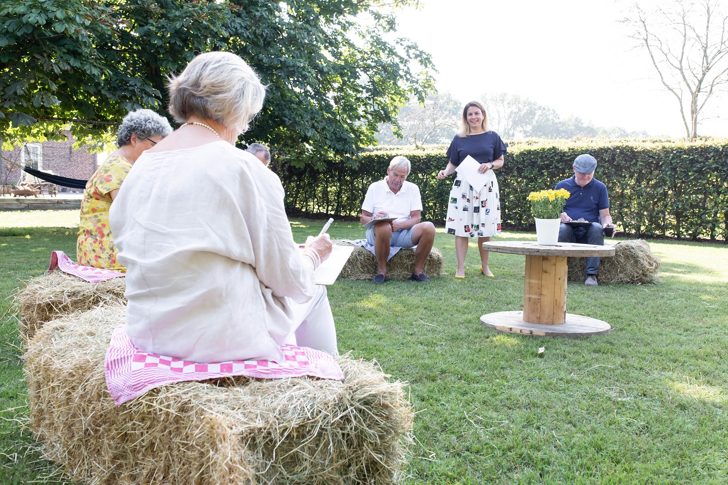 Een heidag kan een geweldige kans zijn om echt als team te groeien, maar eerlijk is eerlijk – het kan soms wat zwaar aanvoelen. Lange presentaties en eindeloze vergaderingen? Dat kan speelser! Hier zijn onze tips om jouw heidag leuk én effectief te maken: 

✨ Start met een energizer – Begin met een luchtige, grappige game zodat iedereen kan ontspannen en meteen verbinding voelt. Een goede start is het halve werk! 

🎮 Gebruik serious games voor diepgang – Laat saaie PowerPoints achterwege en daag je team uit met een game die samenwerking en communicatie stimuleert. Spelenderwijs leer je meer dan je denkt! 

💬 Reflecteer samen, maar houd het licht – Laat iedereen delen wat ze uit de games hebben gehaald, maar houd het gesprek open en ontspannen. Dit zorgt voor waardevolle inzichten. 

🏆 Voeg een competitief element toe – Een beetje uitdaging doet wonderen! Kijk wie de snelste puzzeloplosser is of het best kan communiceren. Het zorgt voor extra betrokkenheid en enthousiasme. 

😄 Sluit af met een plezierige noot – Zorg dat iedereen met een goed gevoel naar huis gaat. Een leuke afsluiting, zoals een quiz of creatief groepsspel, houdt de energie hoog en laat de dag nazinderen! 

Wil je jouw heidag écht laten knallen? Stuur me een berichtje; ik denk graag mee over hoe serious games jullie heidag onvergetelijk maken! 💥 

#Heidag #Teamontwikkeling #SeriousGames